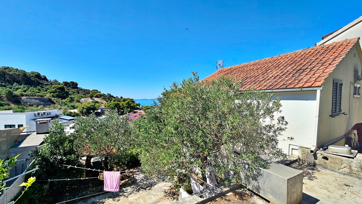 Casa indipendente a Okrug Donji/Čiovo in posizione eccezionale, seconda fila dal mare